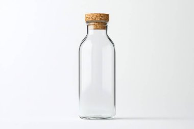 Mantarlı boş şeffaf cam şişe bir stüdyo çekiminde beyaz arka planda duruyor. Yapay zeka üretken