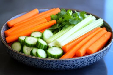Taze kesilmiş sebzeler yemeye hazır, sağlıklı yaşam tarzını destekliyor. Yapay zeka üretken