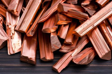 Koyu ahşap bir yüzeyde parlayan bakır katolikler metalin canlı rengini ve endüstriyel kullanımını sergiliyor. Yapay zeka üretken