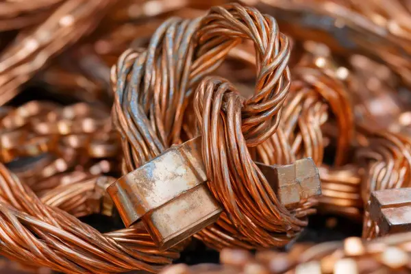 Karışık bakır tel hurdalarına yakın çekim, geri dönüşüm, kaynak yönetimi ve metal kurtarma. Yapay zeka üretken