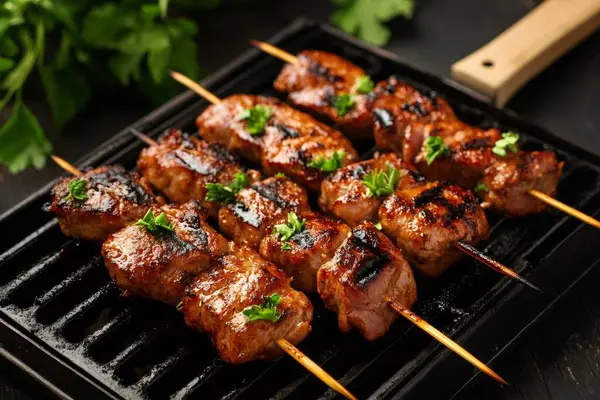 Lezzetli ızgara domuz şişleri, taze maydanozla süslenmiş, ızgarada dinleniyor. Yapay zeka üretken