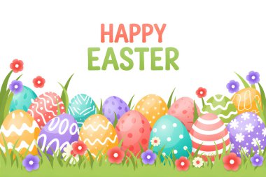 Süslü paskalya yumurtaları çimenlerin üzerinde bahar çiçekleriyle ve mutlu paskalyalar.