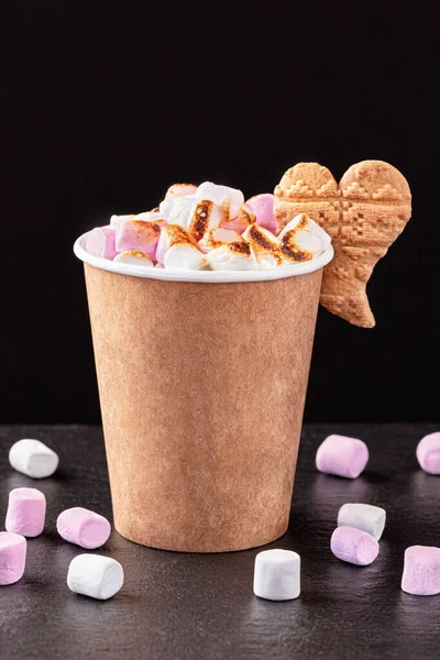 Bicchiere Carta Con Bevanda Calda Con Marshmallow Biscotti Pan Zenzero — Foto Stock