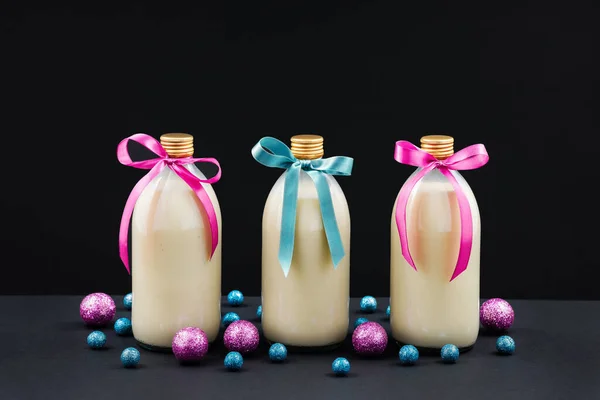 Tre Bottiglie Zabaione Fatto Casa Con Fiocchi Blu Rosa Palle — Foto Stock