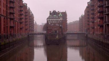 Eski depo Speicherstadt, Almanya 'nın Hamburg şehrinde kış mevsiminde. Dünyanın en büyük depo bölgesi HafenCity Mahallesi 'ndeki Hamburg limanında ve Unesco World' de bulunmaktadır.