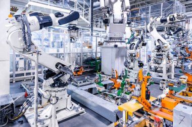 Araba fabrikasındaki robotlar.