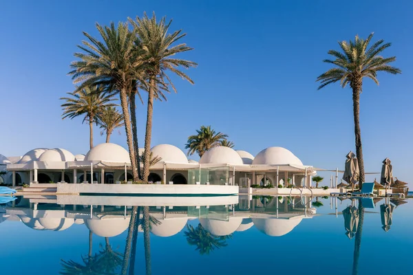突尼斯 带有穹顶的传统建筑的游泳池和棕榈树 — 图库照片