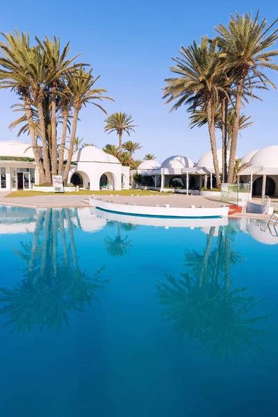 Pool Och Palmer Med Traditionell Byggnad Med Kupoltak Tunisien — Stockfoto