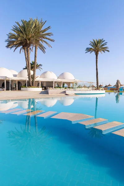 Schwimmbad Und Palmen Mit Traditionellem Gebäude Mit Kuppeldach Tunesien Stockbild
