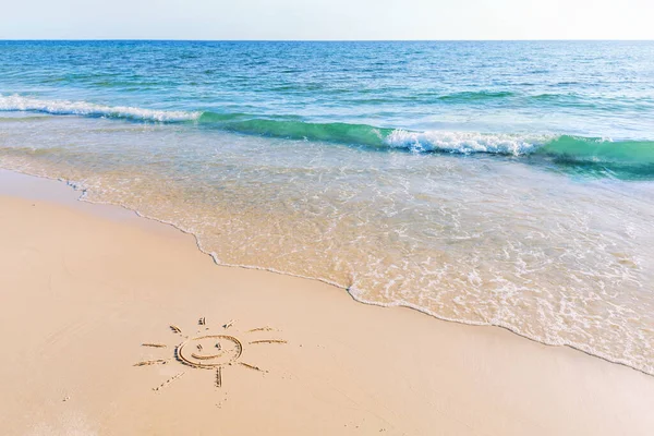 Simbolo Del Sole Che Disegna Sulla Spiaggia Sabbia Con Onde — Foto Stock