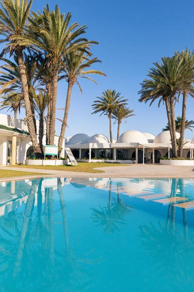 突尼斯 带有穹顶的传统建筑的游泳池和棕榈树 — 图库照片