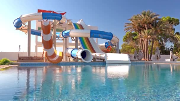 Malé Aquapark Jezdci Bazénem Palmami Dopoledních Hodinách Tunisko — Stock video