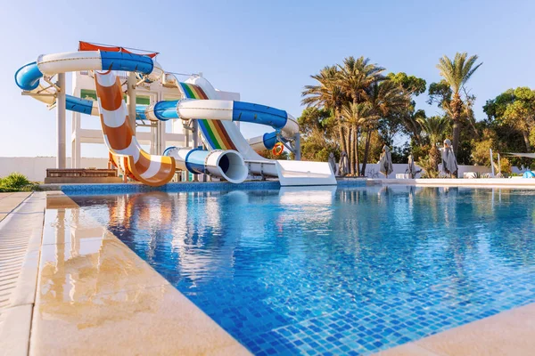 Kleine Aquapark Rutscher Mit Pool Und Palmen Morgen Tunesien lizenzfreie Stockfotos