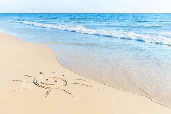 Símbolo Sol Desenhando Praia Areia Com Ondas Suaves Imagem De Stock