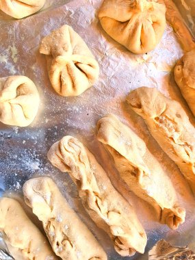 Tabakta çok lezzetli bir ekmek var.