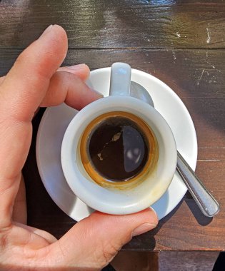 Bir fincan kahve tutarken.