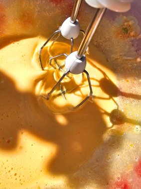  Metal çırpıcıyla yumurta karıştırmak. Yakın plan..