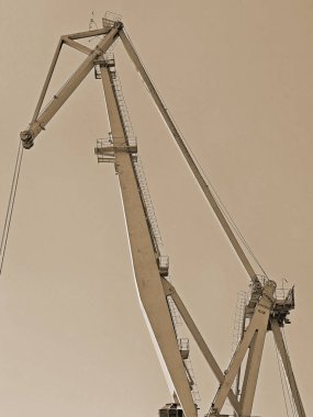 Limanda büyük bir vinç var.