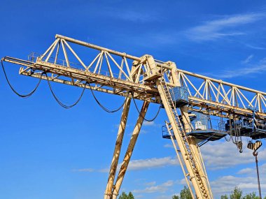 Mavi gökyüzü üzerinde sarı vinç