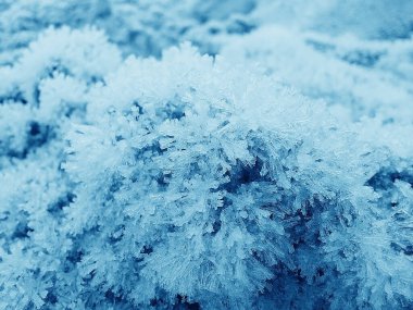 Donmuş Baltık Denizi 'nde kışın tuhaf bir buz kütlesi.