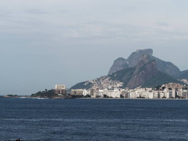 Brezilya. Rio de Janeiro 'da. Şehrin genel manzarası. Rio de Janeiro parlak renklerin ve sonsuz bir karnaval, okyanus ve sonsuz güneşin ihtişamıdır.