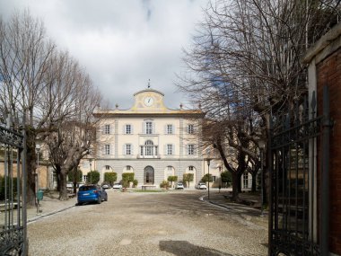 SAN GIULIANO TERME, İTALYA - 13 Mart 2023: termal binanın önündeki kasaba meydanı. San Giuliano Toskana 'da ünlü bir termal varış noktasıdır..