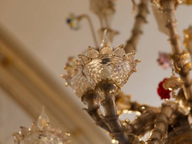 Yemek odasının tavanında kristal avize lambası. Görüntüyü lüks bir tonda ayarlıyor. Dekoratif zarif ve çağdaş iç mekan kavramı..