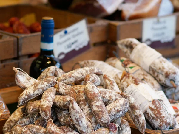 Worstjes Salami Typische Producten Zien Bij Een Winkel Norcia Italië — Stockfoto