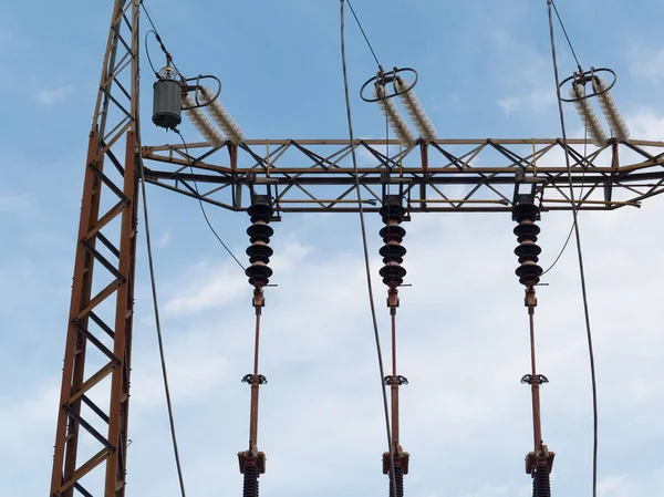 Elektrik Dağıtım Istasyonu Bir Sürü Kablo Direk Kalkan Bahar Kara — Stok fotoğraf