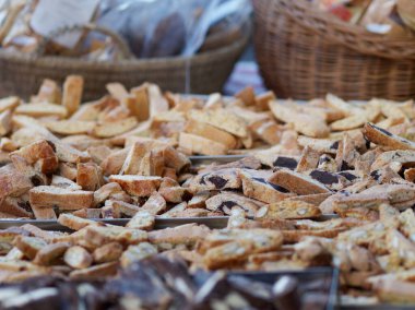 Geleneksel İtalyan badem bisküvileri (Cantucci) masada, yakın plan