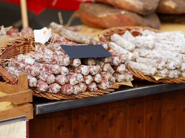 Embutidos Salami Productos Típicos Expuestos Fuera Una Tienda Norcia Italia —  Fotos de Stock