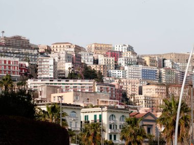 İtalya 'nın Napoli kentinde Akdeniz kıyısındaki Via Caracciolo (Lungomare di Napoli a Mergellina) üzerinde dış binalar mimarisi