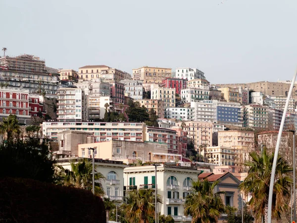 意大利那不勒斯地中海滨海大道 Lungomare Naples Mergellina 的室外建筑 图库图片