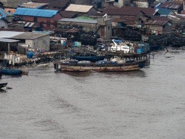 Lagos 'un en büyük gecekondu mahallesi, Makoko. Makoko 'da 100.000' den fazla insan yaşıyor ve bu fotoğraf Lagos, Nijerya 'da çekildi. 23 Ağustos 2022