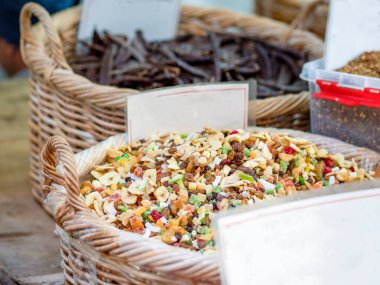 Gri arka plan manzaralı kurumuş meyve ve böğürtlen. Limon, portakal, muz, kuru üzüm, kızılcık, kivi, kiraz, zencefil, erik, çilek, kurutulmuş kayısı, mandalina, hurma, ananas, incir..