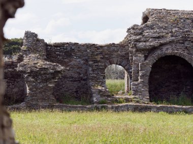 LUNI, MASSA CARRARARARA, İTALYA 13 Nisan 2023: Luni 'deki Antik Roma döneminden arkeolojik kalıntılar. Nam-ı diğer Portus Lunae. Amfitiyatro amfitiyatrosu..