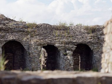 LUNI, MASSA CARRARARARA, İTALYA 13 Nisan 2023: Luni 'deki Antik Roma döneminden arkeolojik kalıntılar. Nam-ı diğer Portus Lunae. Amfitiyatro amfitiyatrosu..