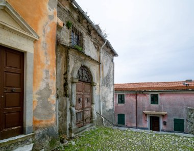 Ponzano Superiore, Liguria 'nın tipik bir antik tepe köyü, Santo Stefano di Magra komünü.
