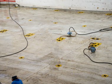 Bir terör gemisinin alt güvertesini temizleme ve yıkama