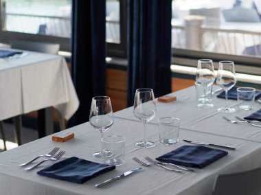 Fezzano, La Spezia İtalya 'daki deniz kenarındaki masa restoranının ayrıntıları.