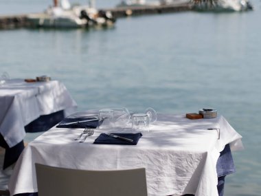 Fezzano, La Spezia İtalya 'daki deniz kenarındaki masa restoranının ayrıntıları.