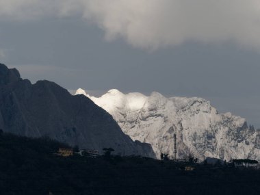 İtalya 'daki Apuan Alpleri manzarası