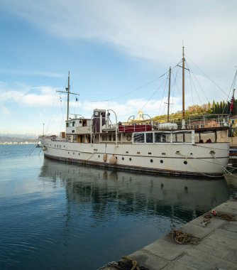 La Spezia 'daki Grazie Limanı' nda eski lüks bir yat.