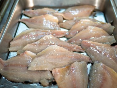 Tavada kızartma ya da sobanın üstünde ev yapımı balık filetosu..