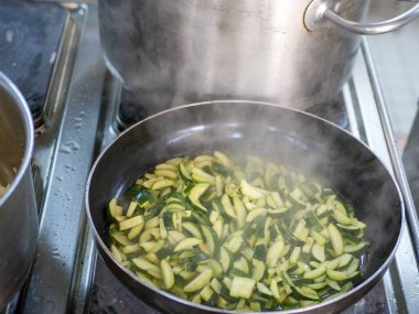 Kızartma tavasında biberiyeli kabak. 