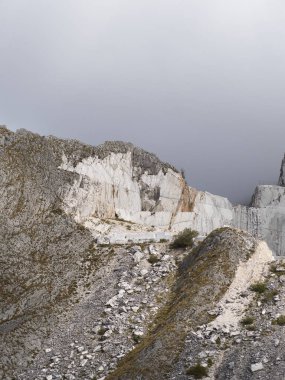Sahip mermer ocağının manzarası çok güzel.
