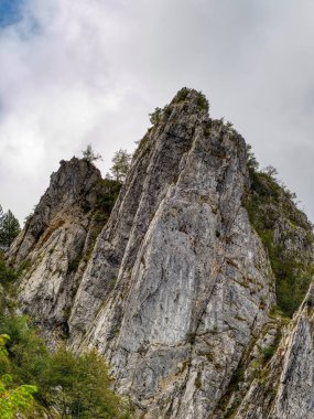 Sahip mermer ocağının manzarası çok güzel.