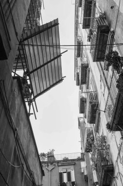 Napoli 'deki tarihi binanın siyah beyaz fotoğrafı
