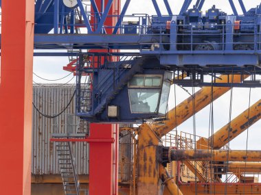 Brooklyn, New York 'taki Red Hook Deniz Terminali' nde bir konteynır gemisi yükleyen dev turnalar.