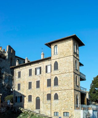 passignano sul trasimeno, İtalyan umbria bölgesinin sesteş göl kenarında küçük bir kasaba olarak saat kulesi.